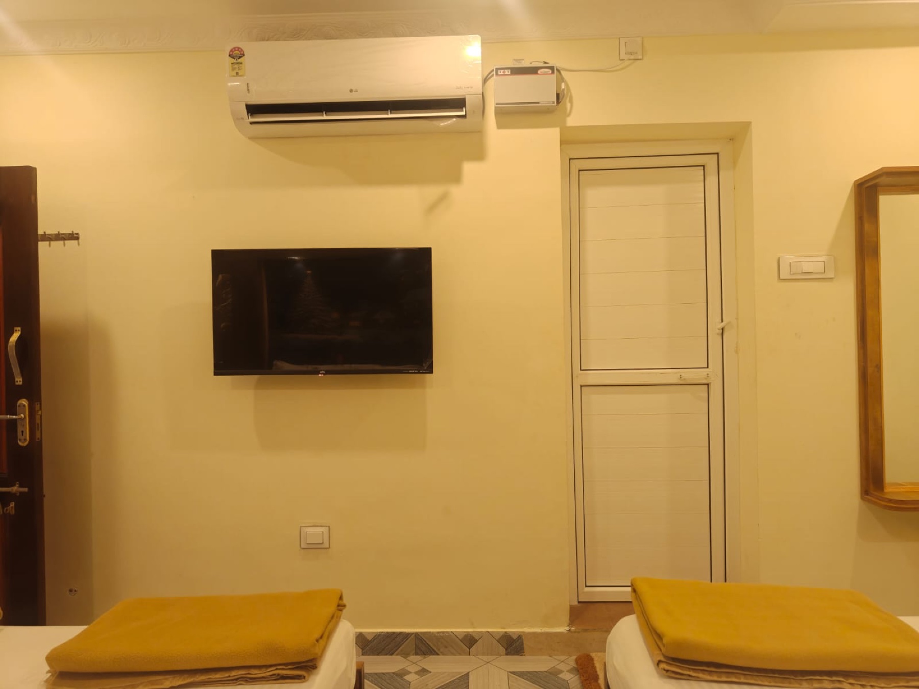 Standard Double Room TV and air conditioning